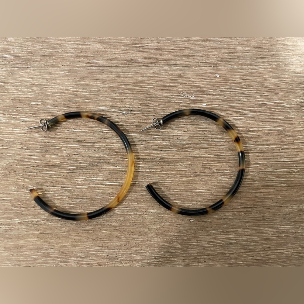 Chic Tortoise Shell Hoop Earrings